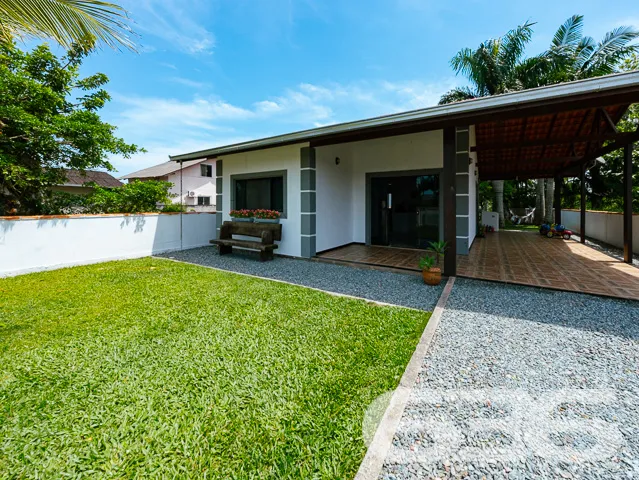 CASA COM 2 QUARTOS, FUNDOS PARA O RIO PEREQUÊ EM B