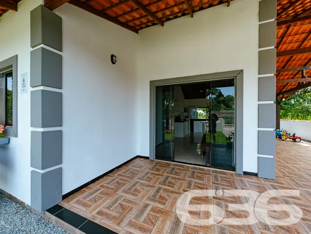 CASA COM 2 QUARTOS, FUNDOS PARA O RIO PEREQUÊ EM B