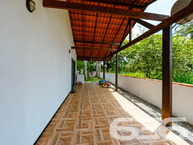 CASA COM 2 QUARTOS, FUNDOS PARA O RIO PEREQUÊ EM B