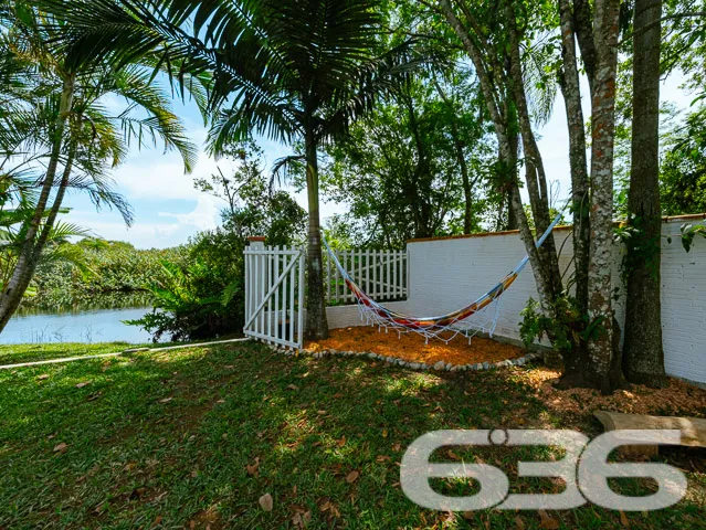 CASA COM 2 QUARTOS, FUNDOS PARA O RIO PEREQUÊ EM B