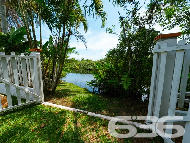 CASA COM 2 QUARTOS, FUNDOS PARA O RIO PEREQUÊ EM B