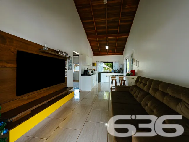 CASA COM 2 QUARTOS, FUNDOS PARA O RIO PEREQUÊ EM B