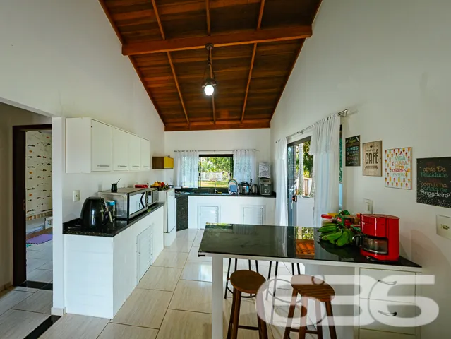 CASA COM 2 QUARTOS, FUNDOS PARA O RIO PEREQUÊ EM B