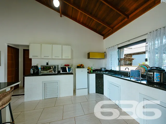 CASA COM 2 QUARTOS, FUNDOS PARA O RIO PEREQUÊ EM B