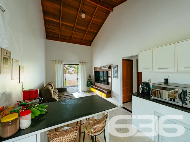 CASA COM 2 QUARTOS, FUNDOS PARA O RIO PEREQUÊ EM B