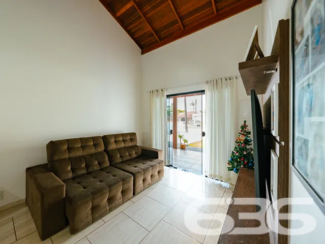 CASA COM 2 QUARTOS, FUNDOS PARA O RIO PEREQUÊ EM B