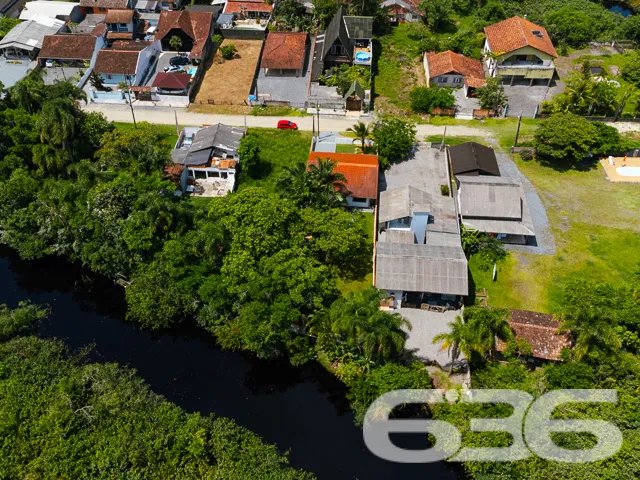 CASA COM 2 QUARTOS, FUNDOS PARA O RIO PEREQUÊ EM B