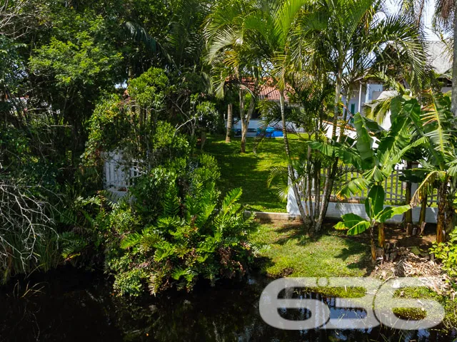 CASA COM 2 QUARTOS, FUNDOS PARA O RIO PEREQUÊ EM B