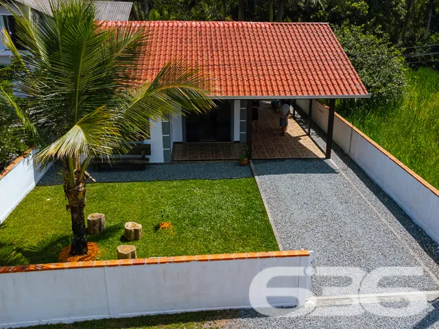 CASA COM 2 QUARTOS, FUNDOS PARA O RIO PEREQUÊ EM B