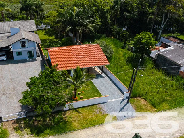 CASA COM 2 QUARTOS, FUNDOS PARA O RIO PEREQUÊ EM B