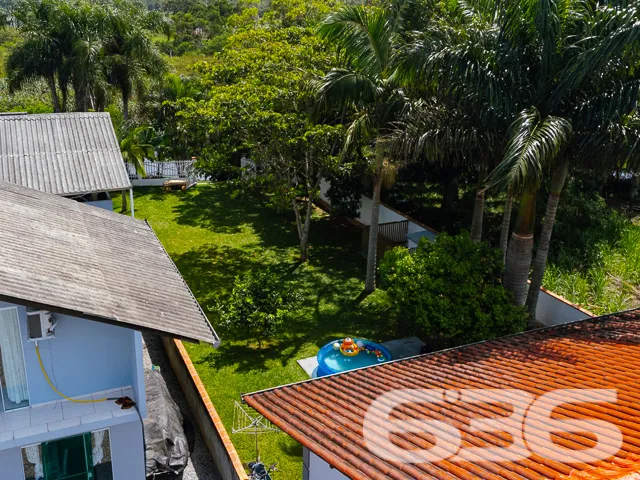 CASA COM 2 QUARTOS, FUNDOS PARA O RIO PEREQUÊ EM B