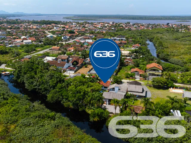 CASA COM 2 QUARTOS, FUNDOS PARA O RIO PEREQUÊ EM B