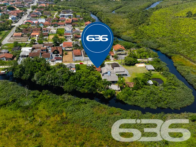 CASA COM 2 QUARTOS, FUNDOS PARA O RIO PEREQUÊ EM B