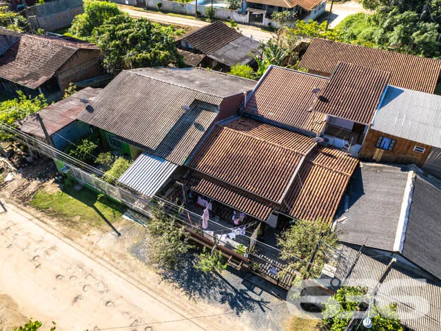 CASA COM 4 QUARTOS, SENDO SUÍTE, NO BAIRRO COSTEIR