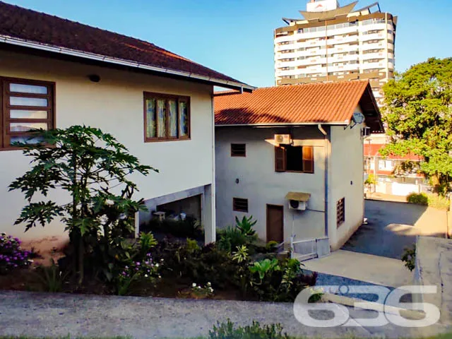 DUAS CASAS SOB UM MESMO TERRENO NO BAIRRO ANITA GA