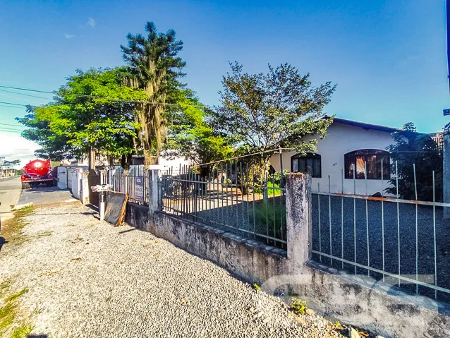Descubra o potencial deste imóvel térreo em Joinvi
