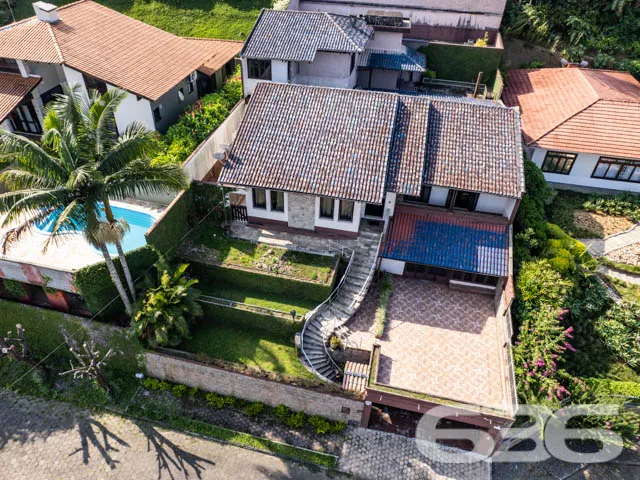 BELĂSSIMA CASA COM ĂREA DE LAZER NO BAIRRO BOM RE