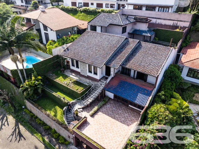 BELĂSSIMA CASA COM ĂREA DE LAZER NO BAIRRO BOM RE