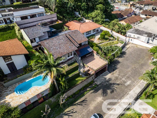 BELĂSSIMA CASA COM ĂREA DE LAZER NO BAIRRO BOM RE
