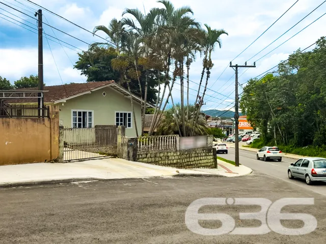 CASA Ă VENDA COM 2 SUĂTES + 2 QUARTOS NO BAIRRO FL