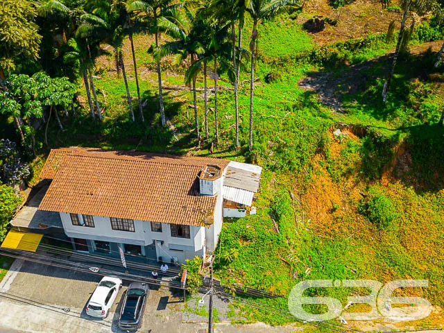 IMÓVEL COM TERRENO DE 3.000m² NO BAIRRO COSTA E SI