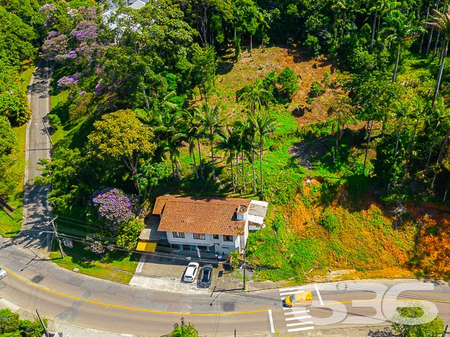 IMÓVEL COM TERRENO DE 3.000m² NO BAIRRO COSTA E SI