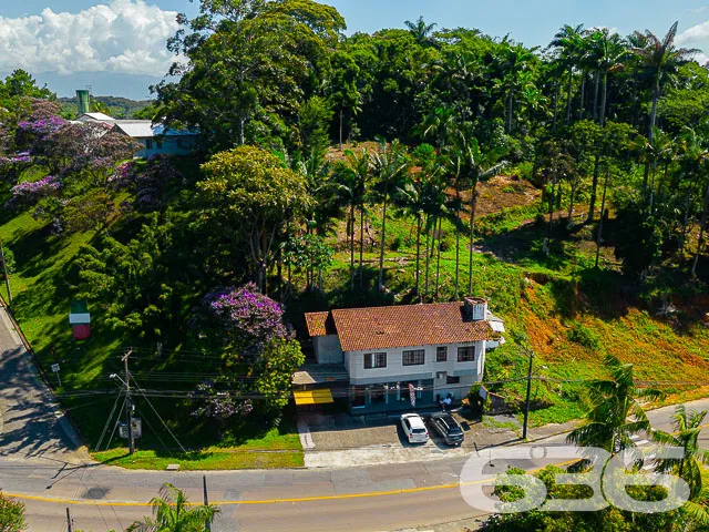 IMÓVEL COM TERRENO DE 3.000m² NO BAIRRO COSTA E SI