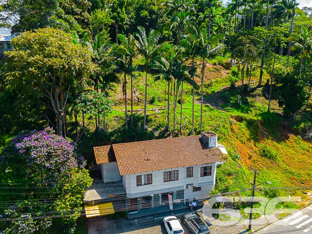 IMÓVEL COM TERRENO DE 3.000m² NO BAIRRO COSTA E SI
