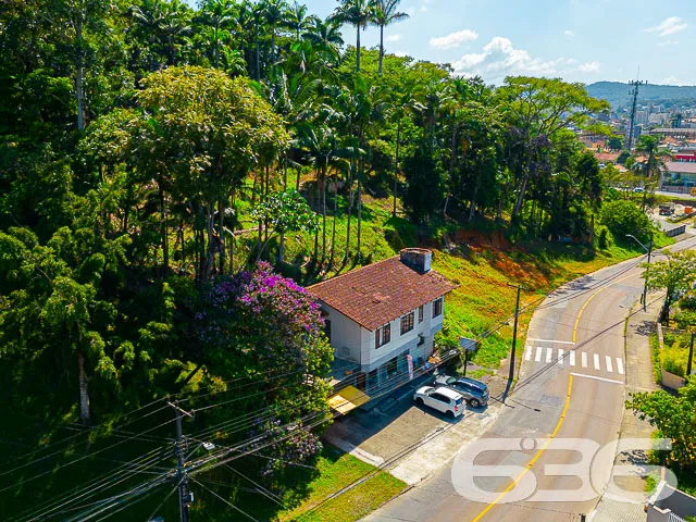 IMÓVEL COM TERRENO DE 3.000m² NO BAIRRO COSTA E SI