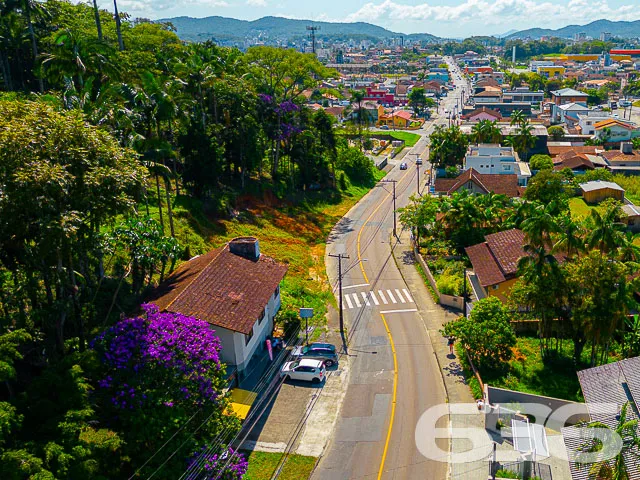 IMÓVEL COM TERRENO DE 3.000m² NO BAIRRO COSTA E SI