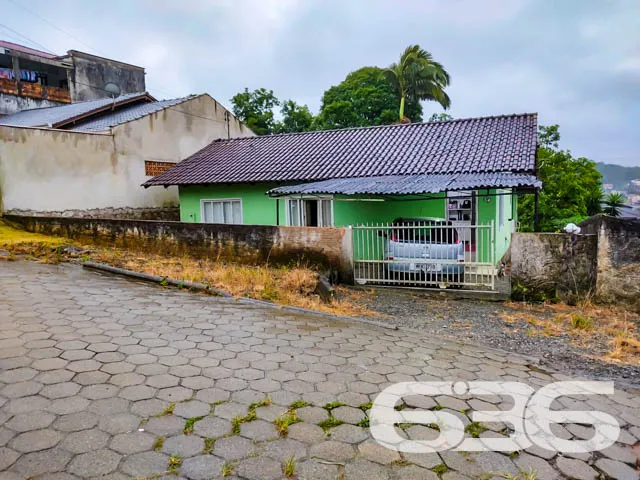 CASA COM 3 QUARTOS NO BAIRRO BOEHMERWALD - ESTUDA