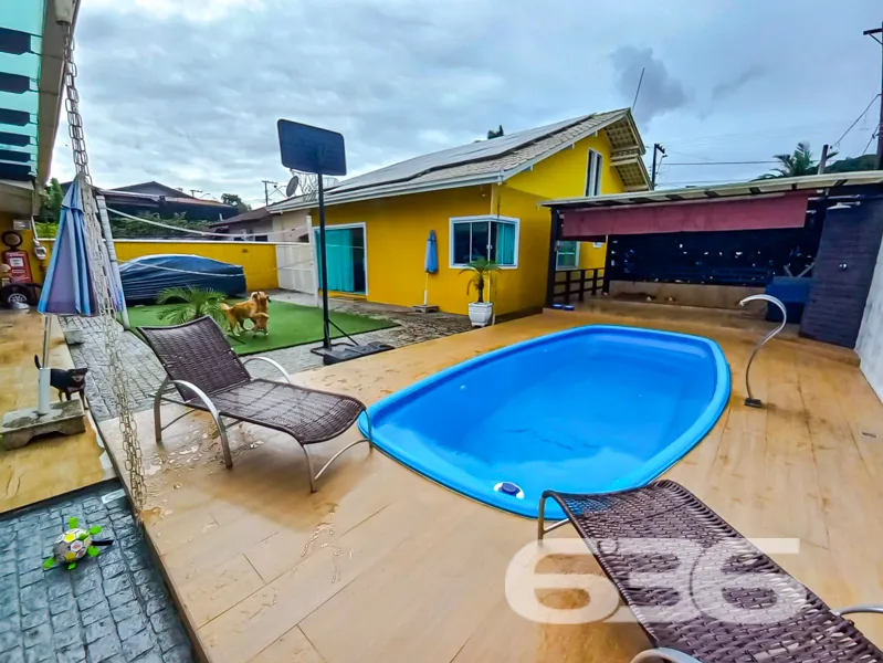 ResidĂȘncia TĂ©rrea com Piscina, Ărea de Festas e Qu