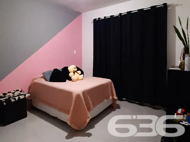 CASA COM AMPLO QUINTAL
Procurando uma casa térre