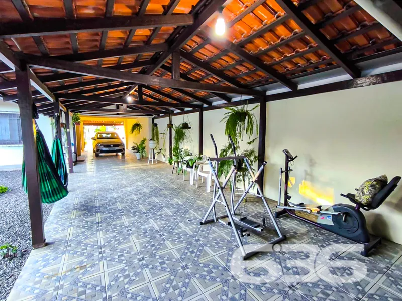 Casa térrea no Petrópolis | Ampla, arejada e com e