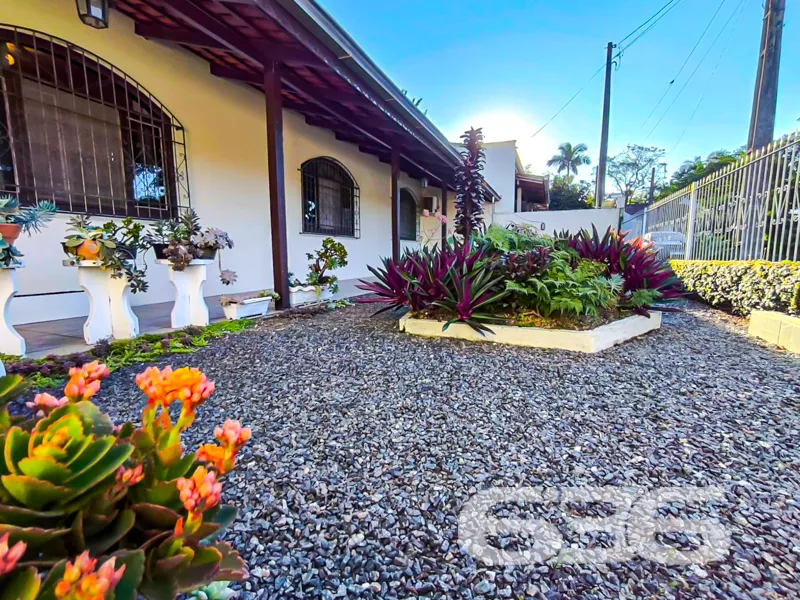 Casa térrea no Petrópolis | Ampla, arejada e com e