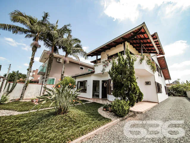 CASA COM 2 SUÍTES E MAIS 2 QUARTOS NO BAIRRO ANITA