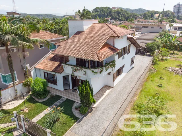 CASA COM 2 SUÍTES E MAIS 2 QUARTOS NO BAIRRO ANITA