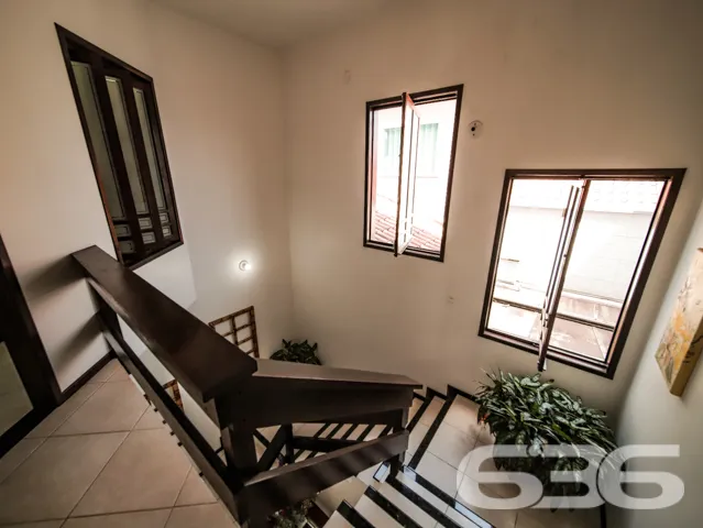 CASA COM 2 SUÍTES E MAIS 2 QUARTOS NO BAIRRO ANITA