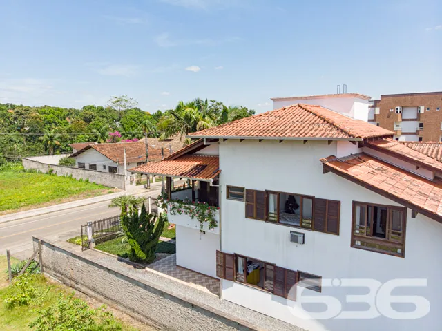 CASA COM 2 SUÍTES E MAIS 2 QUARTOS NO BAIRRO ANITA