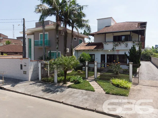 CASA COM 2 SUÍTES E MAIS 2 QUARTOS NO BAIRRO ANITA