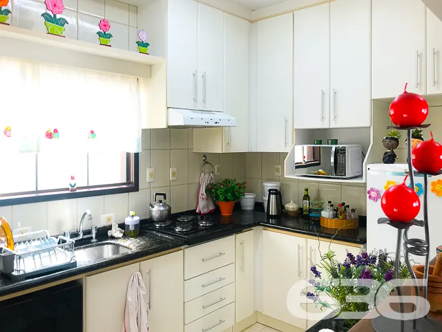 CASA COM 2 SUÍTES E MAIS 2 QUARTOS NO BAIRRO ANITA