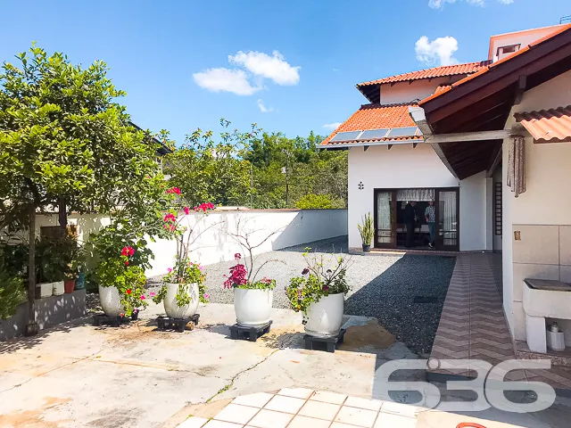 CASA COM 2 SUÍTES E MAIS 2 QUARTOS NO BAIRRO ANITA
