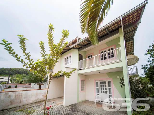 CASA COM 3 QUARTOS, NO BAIRRO SANTO ANTÔNIO, EM JO