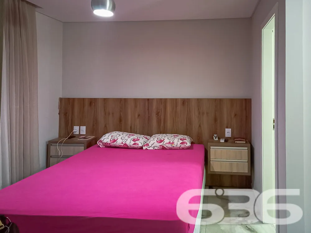Apartamento Espaçoso com 2 Garagens. Localizado no