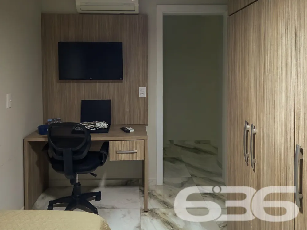 Apartamento Espaçoso com 2 Garagens. Localizado no