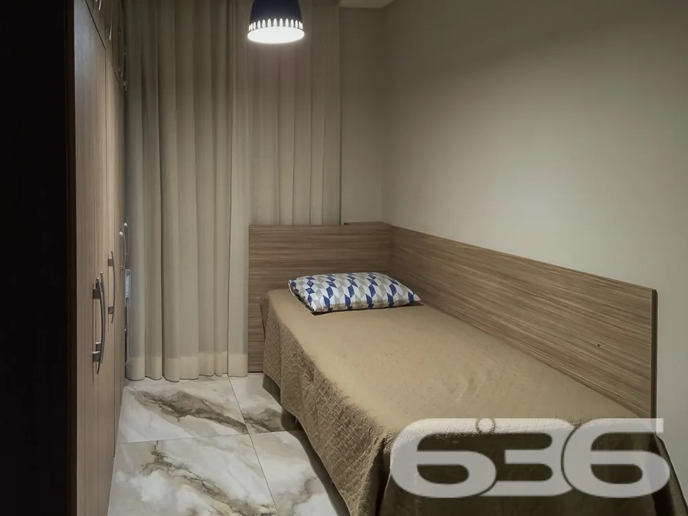 Apartamento Espaçoso com 2 Garagens. Localizado no