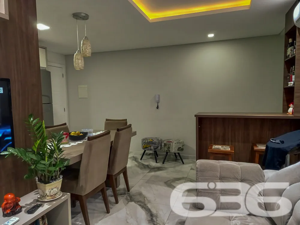 Apartamento Espaçoso com 2 Garagens. Localizado no