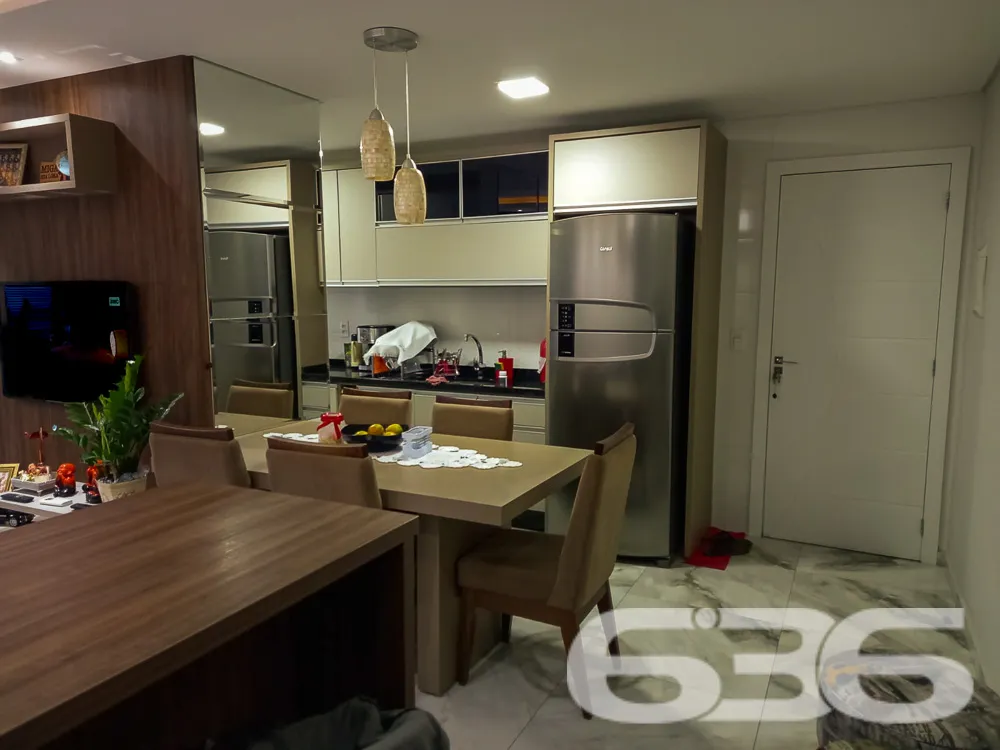 Apartamento Espaçoso com 2 Garagens. Localizado no