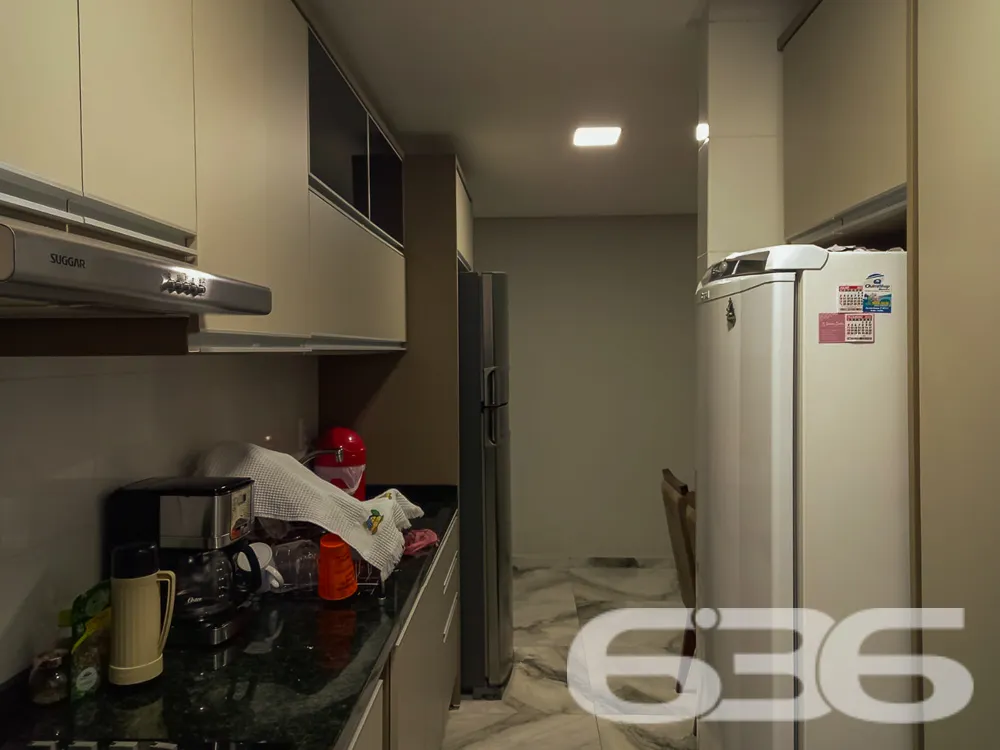 Apartamento Espaçoso com 2 Garagens. Localizado no