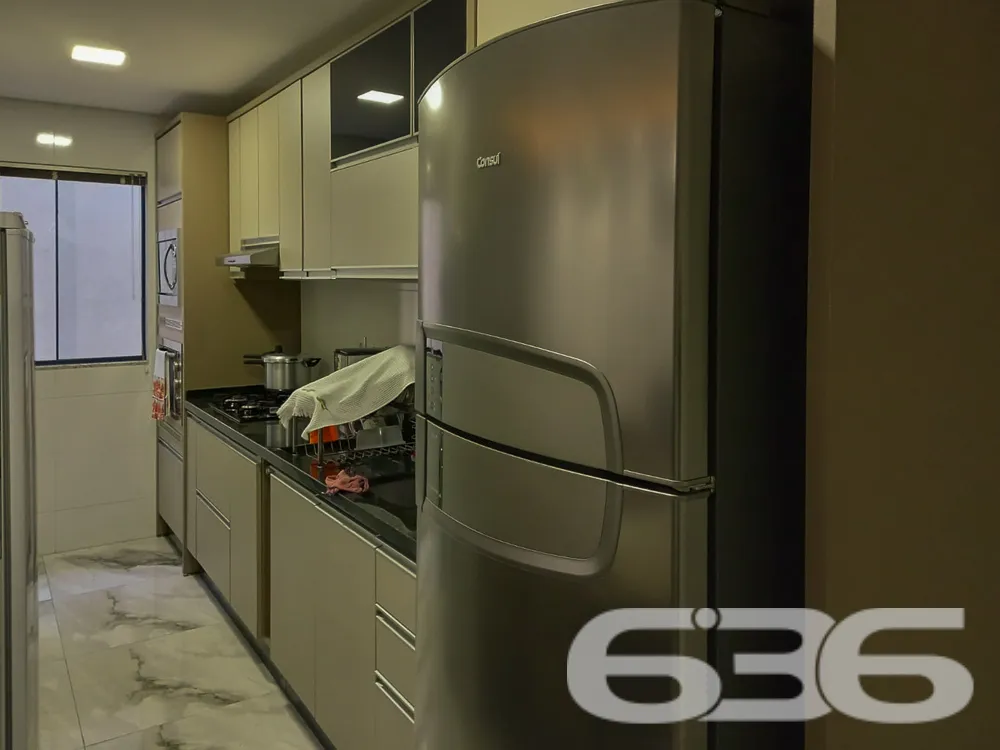 Apartamento Espaçoso com 2 Garagens. Localizado no